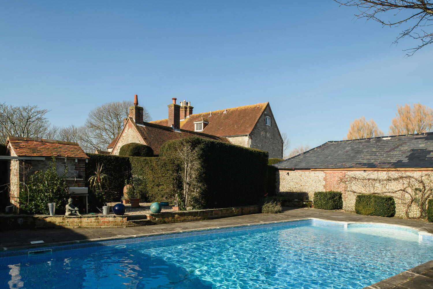 Hunston Manor House: A Renovated 17th-Century Property in West Sussex 28 HunstonManorHouseARenovated17th CenturyPropertyinWestSussex TheNordroom15 Hunston Manor House: A Renovated 17th-Century Property in West Sussex