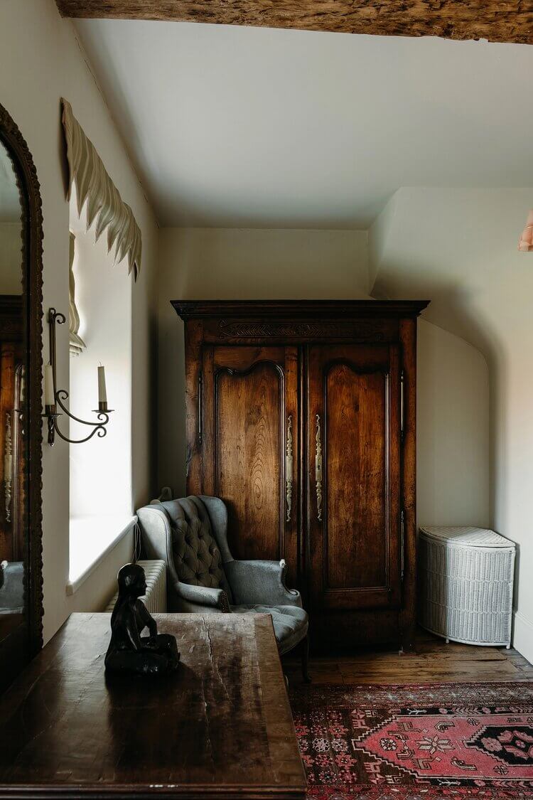 Hunston Manor House: A Renovated 17th-Century Property in West Sussex 17 HunstonManorHouseARenovated17th CenturyPropertyinWestSussex TheNordroom16grid Hunston Manor House: A Renovated 17th-Century Property in West Sussex