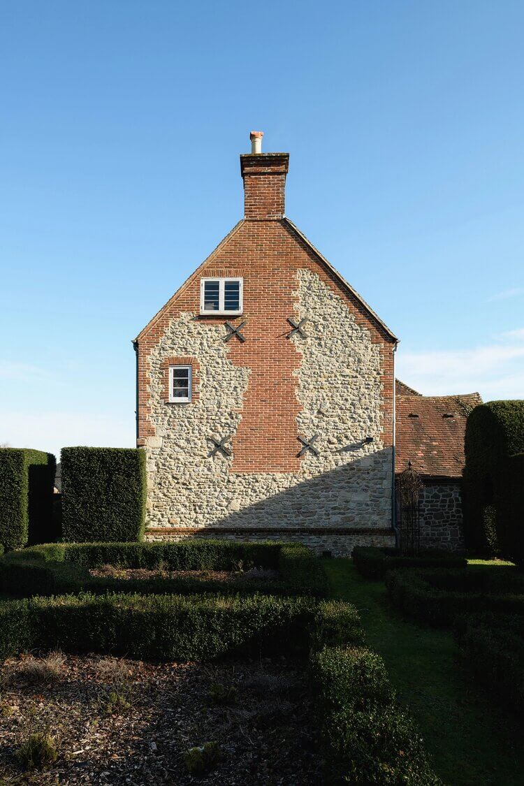 Hunston Manor House: A Renovated 17th-Century Property in West Sussex 24 HunstonManorHouseARenovated17th CenturyPropertyinWestSussex TheNordroom23grid Hunston Manor House: A Renovated 17th-Century Property in West Sussex