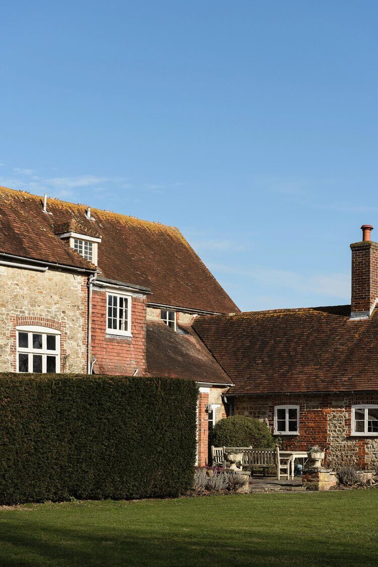 Hunston Manor House: A Renovated 17th-Century Property in West Sussex 25 HunstonManorHouseARenovated17th CenturyPropertyinWestSussex TheNordroom24grid Hunston Manor House: A Renovated 17th-Century Property in West Sussex