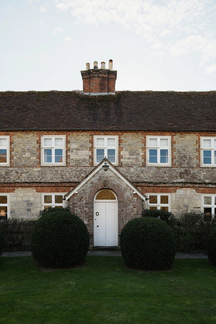 Hunston Manor House: A Renovated 17th-Century Property in West Sussex 27 HunstonManorHouseARenovated17th CenturyPropertyinWestSussex TheNordroom26grid Hunston Manor House: A Renovated 17th-Century Property in West Sussex