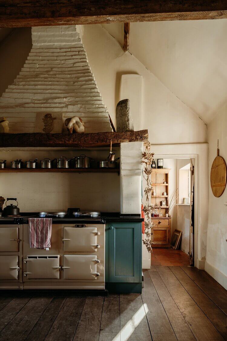 Hunston Manor House: A Renovated 17th-Century Property in West Sussex 8 HunstonManorHouseARenovated17th CenturyPropertyinWestSussex TheNordroom8grid Hunston Manor House: A Renovated 17th-Century Property in West Sussex