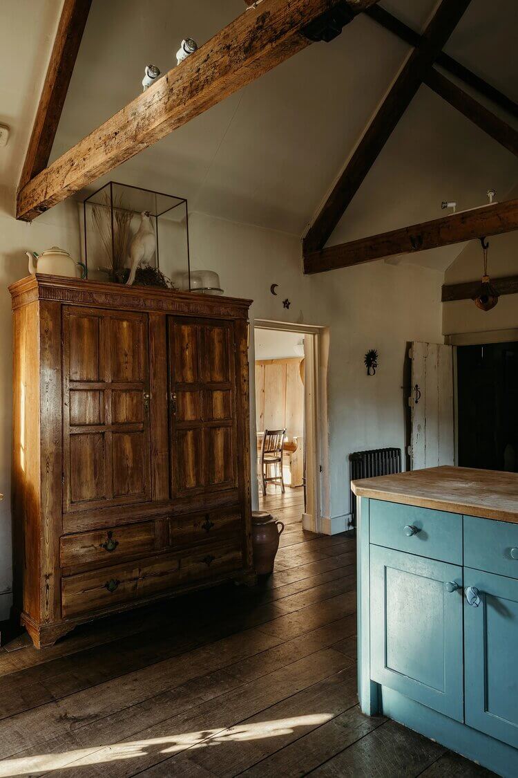 Hunston Manor House: A Renovated 17th-Century Property in West Sussex 9 HunstonManorHouseARenovated17th CenturyPropertyinWestSussex TheNordroom9grid Hunston Manor House: A Renovated 17th-Century Property in West Sussex