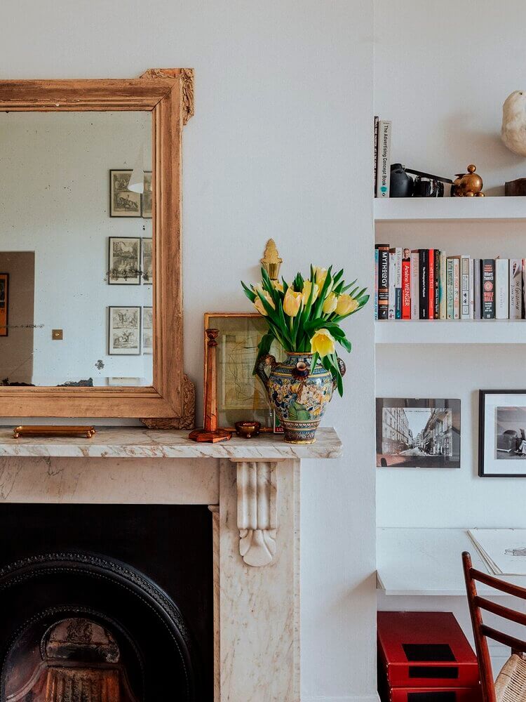 The Small London Apartment Of An Antiques Dealer 8 5 1 The Small London Apartment Of An Antiques Dealer