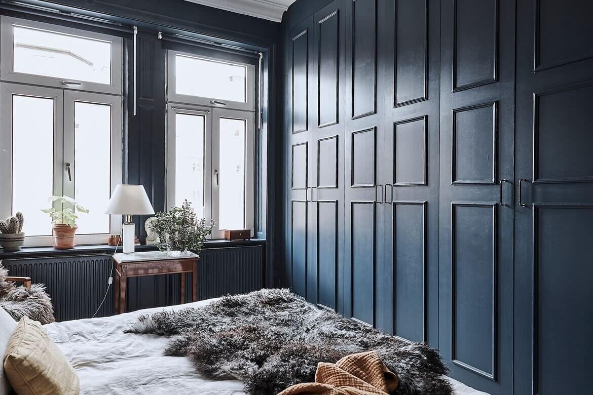A Vintage Scandinavian Apartment With Dark Blue Bedroom 13 blue-vintage-scandinavian-apartment-nordroom