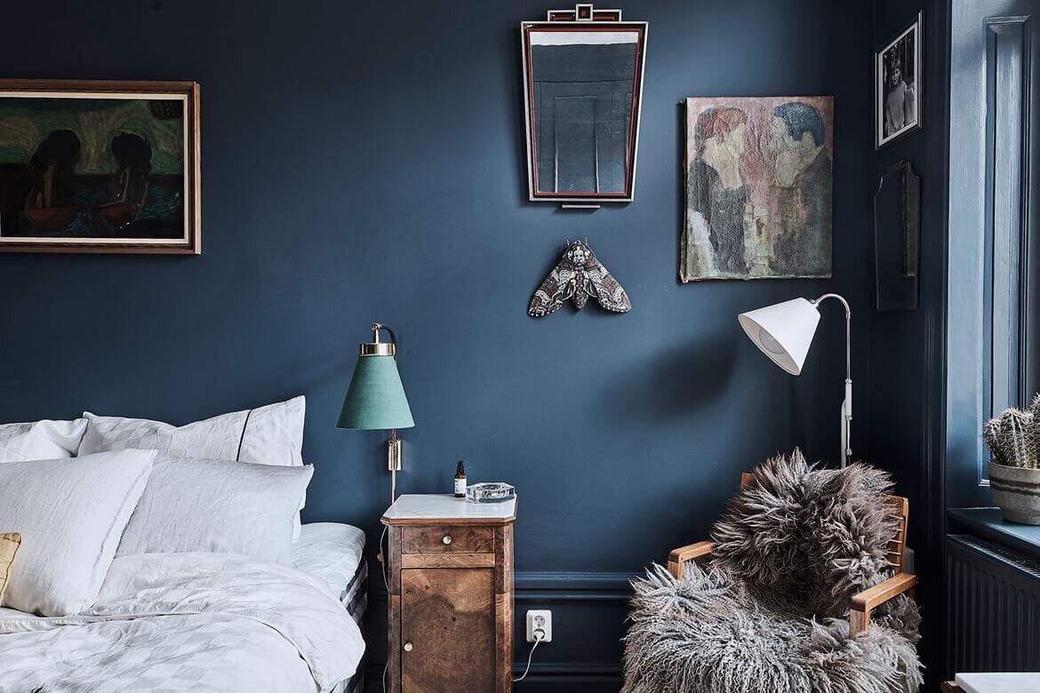 A Vintage Scandinavian Apartment With Dark Blue Bedroom 14 blue-vintage-scandinavian-apartment-nordroom