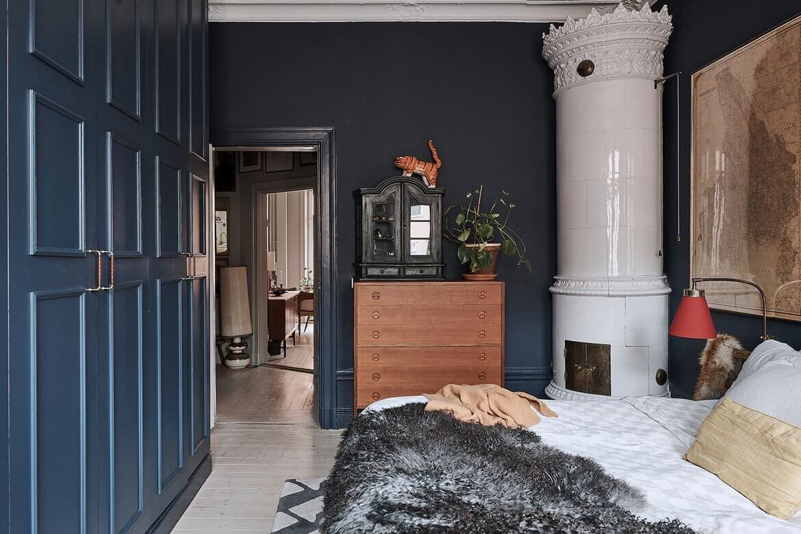A Vintage Scandinavian Apartment With Dark Blue Bedroom 15 blue-vintage-scandinavian-apartment-nordroom