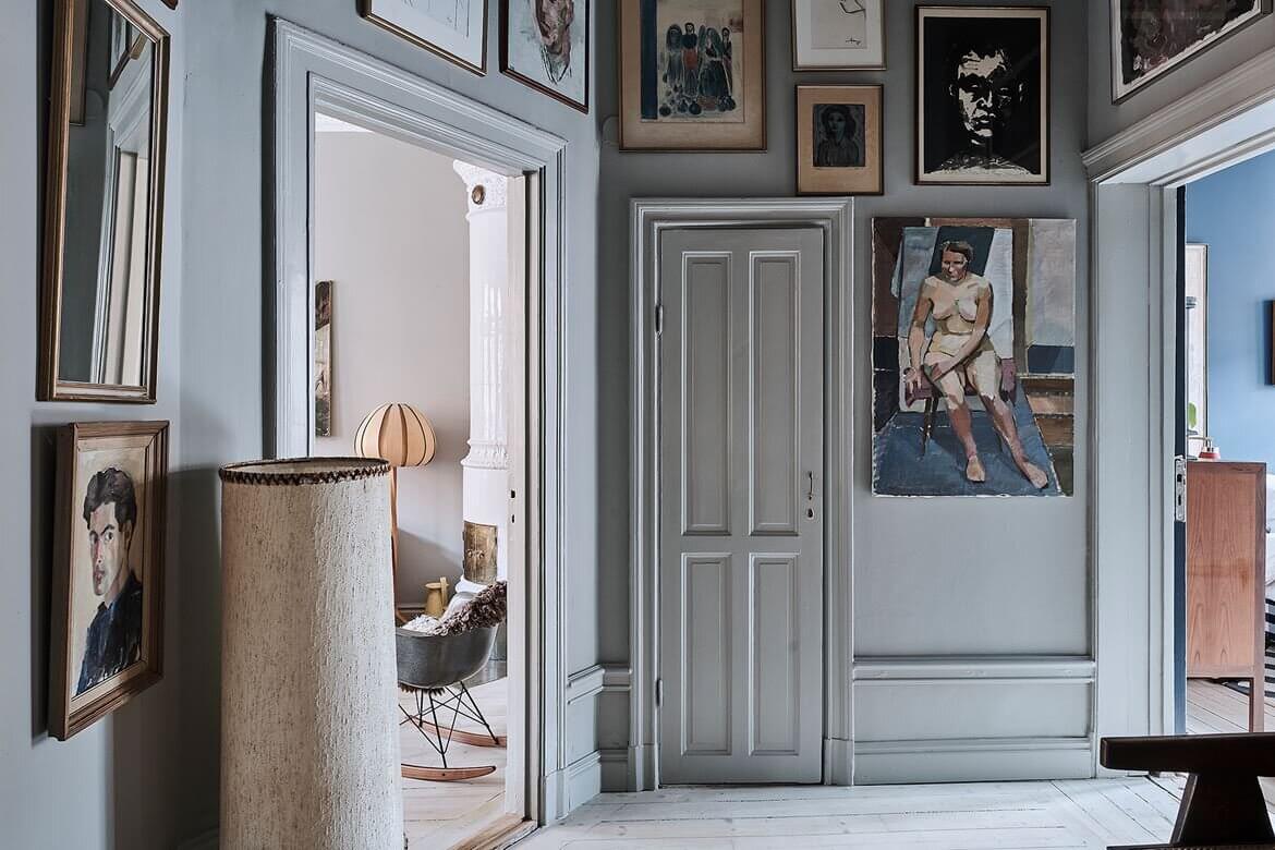 A Vintage Scandinavian Apartment With Dark Blue Bedroom 19 blue-vintage-scandinavian-apartment-nordroom