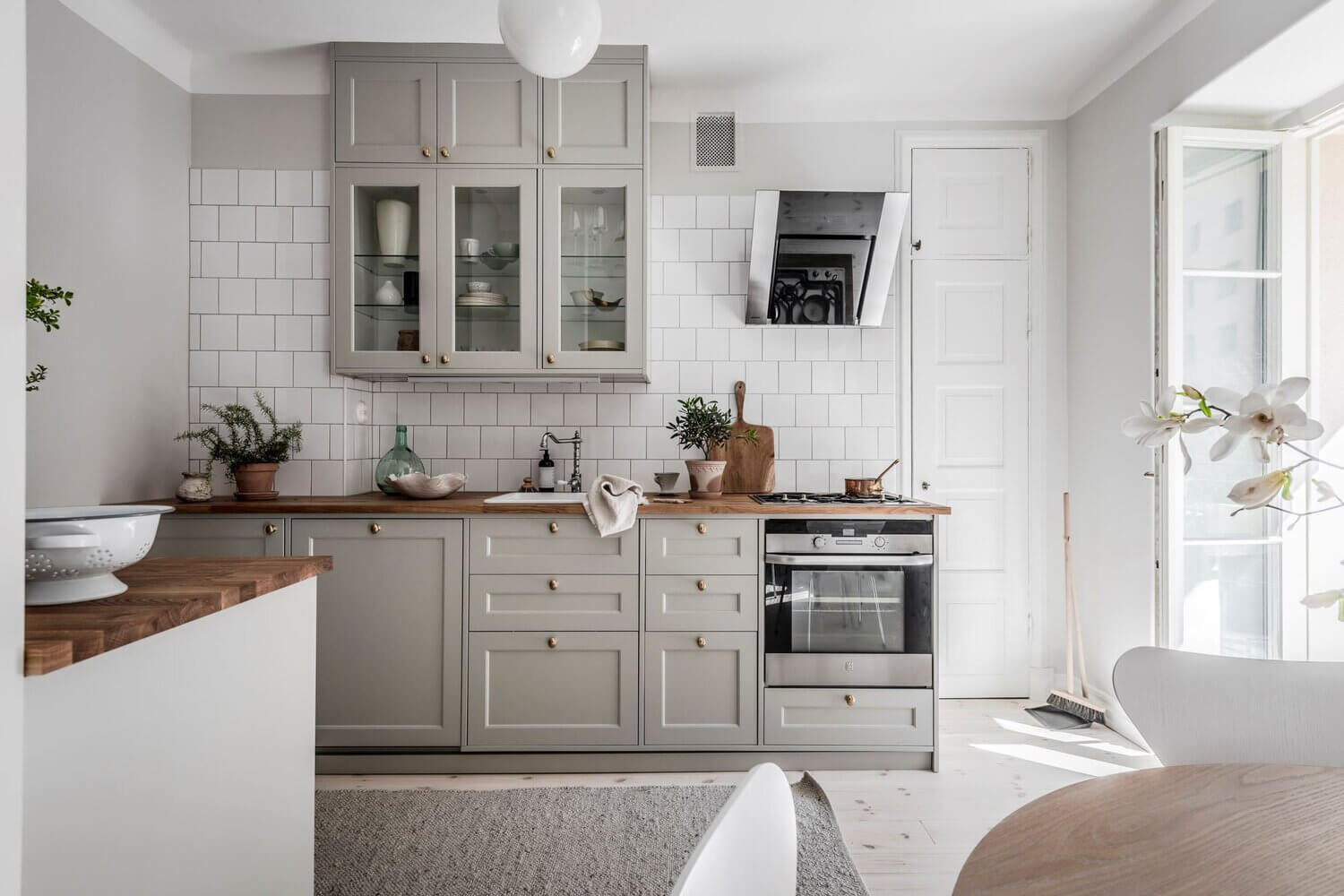 Natural Color Tones in a Charming Scandinavian Apartment 10 scandinavian-home-design-natural-nordroom