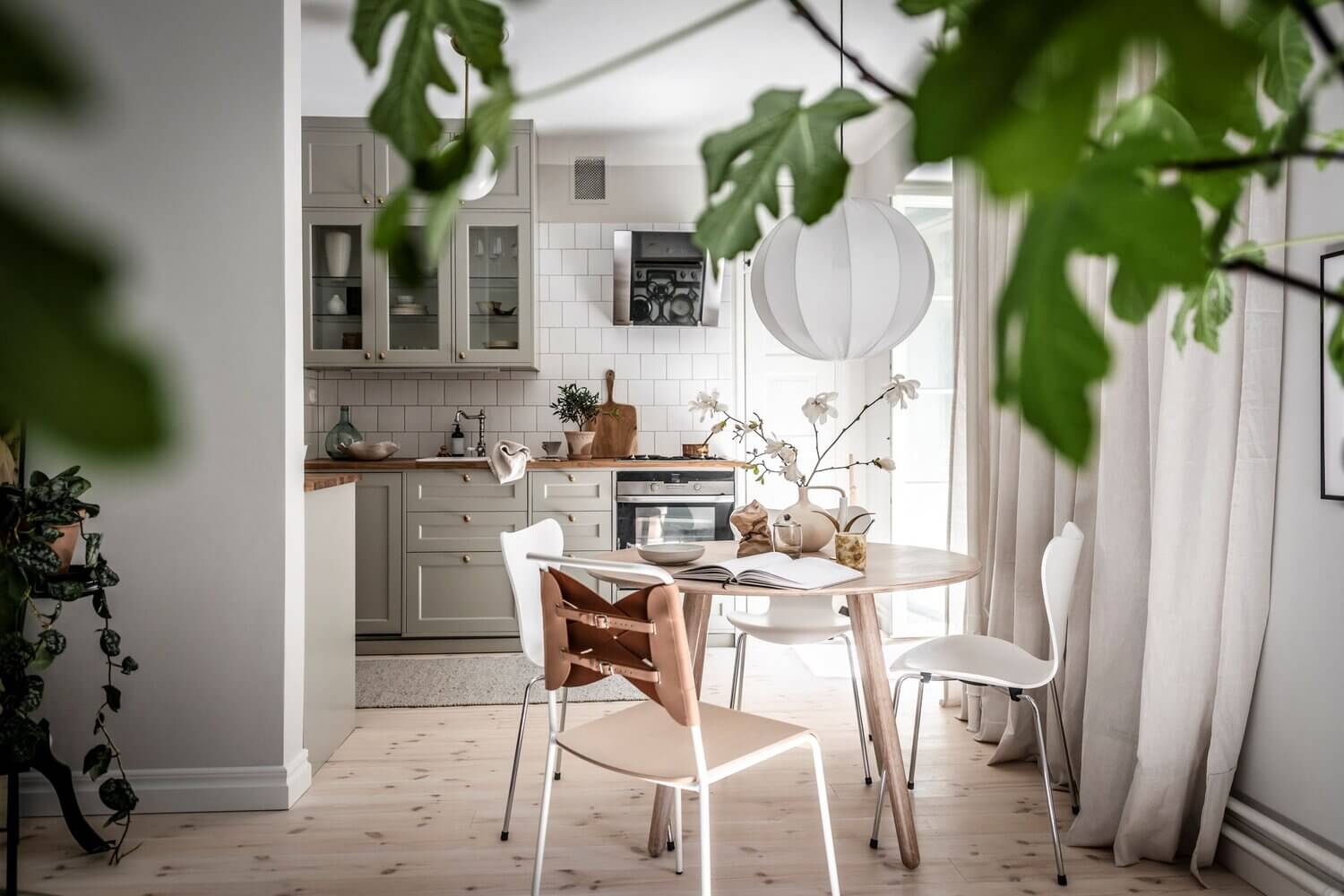 Natural Color Tones in a Charming Scandinavian Apartment 9 scandinavian-home-design-natural-nordroom