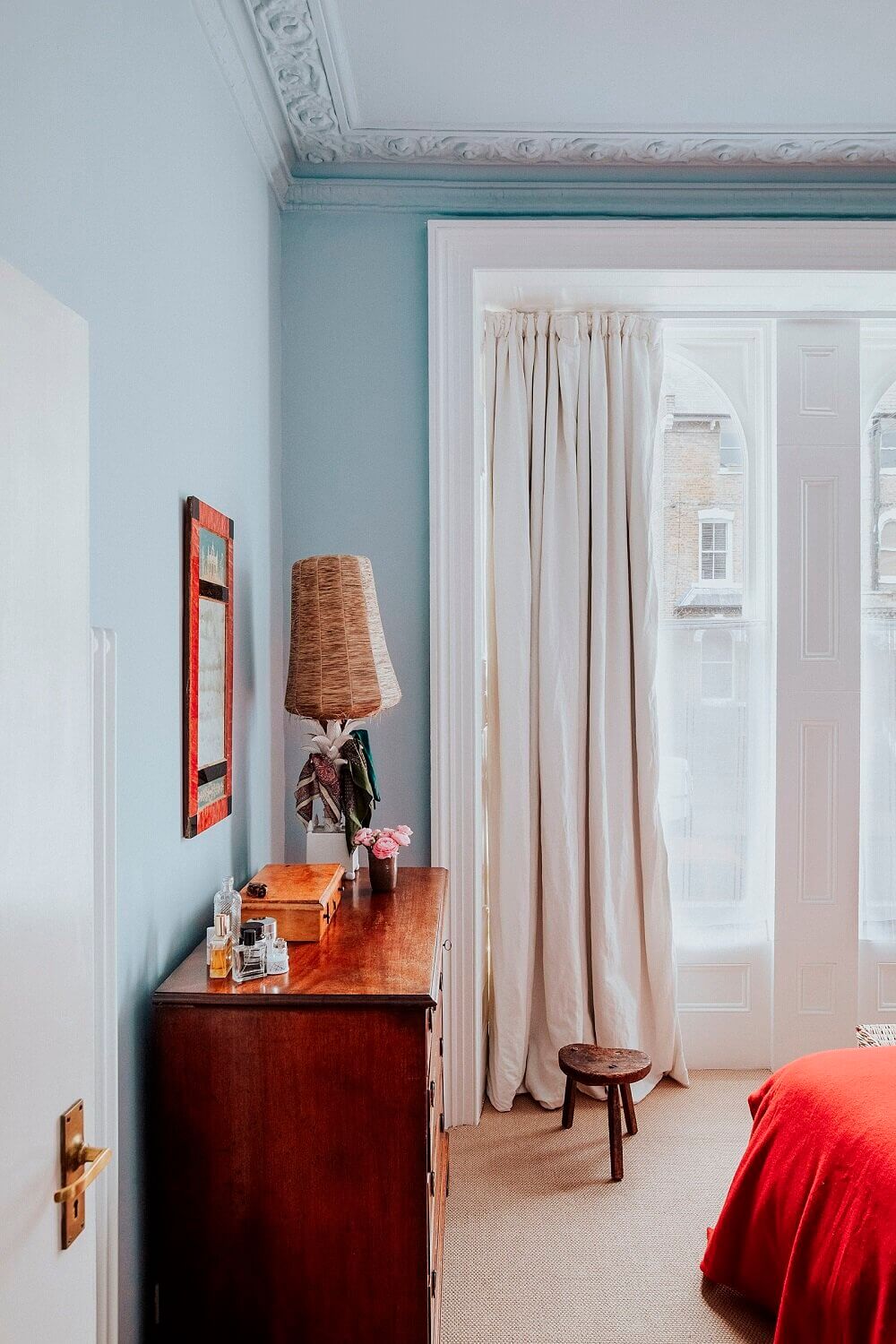 The Small London Apartment Of An Antiques Dealer 15 TheSmallLondonApartmentOfAnAntiquesDealer TheNordroom12 The Small London Apartment Of An Antiques Dealer