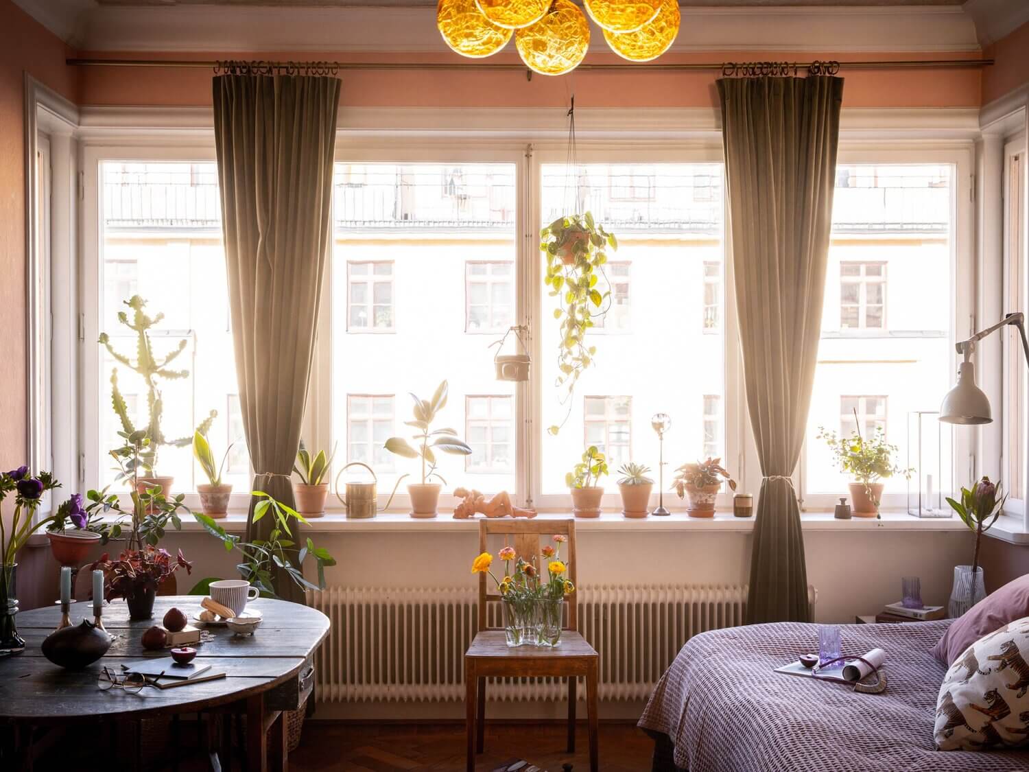 A Pink Studio Apartment Styled Two Ways 3 A+Pink+Studio+Apartment+With+Grey+Kitchen+-+The+Nordroom
