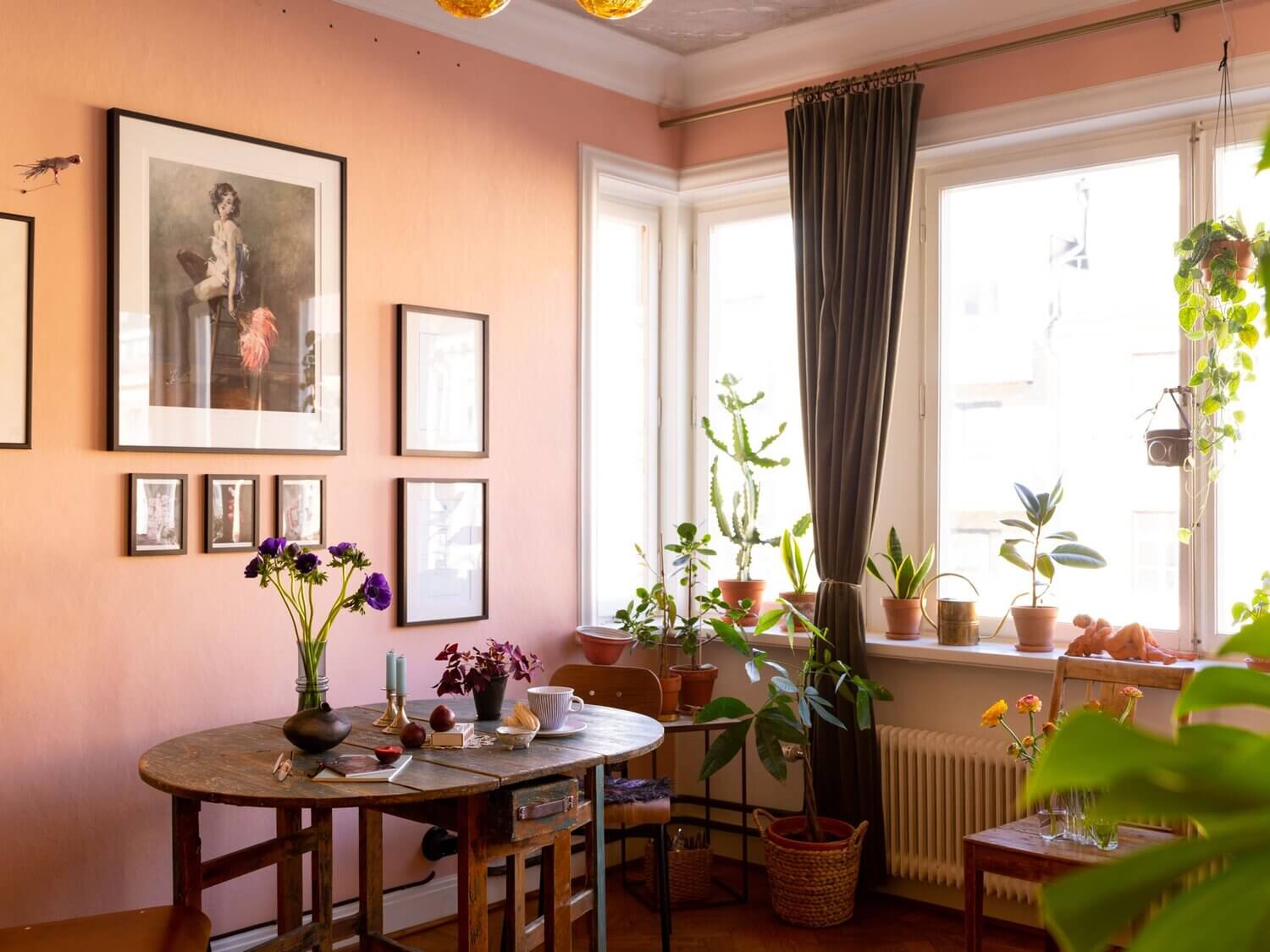 A Pink Studio Apartment Styled Two Ways 4 A+Pink+Studio+Apartment+With+Grey+Kitchen+-+The+Nordroom