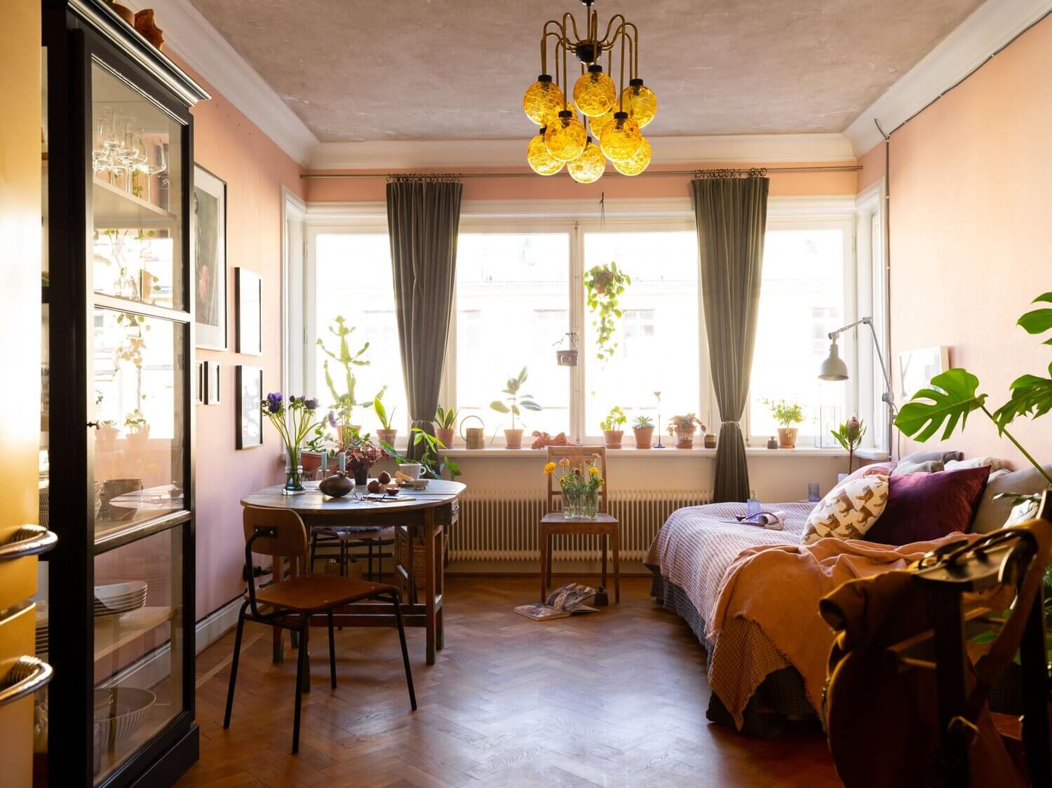 A Pink Studio Apartment Styled Two Ways 1 A+Pink+Studio+Apartment+With+Grey+Kitchen+-+The+Nordroom