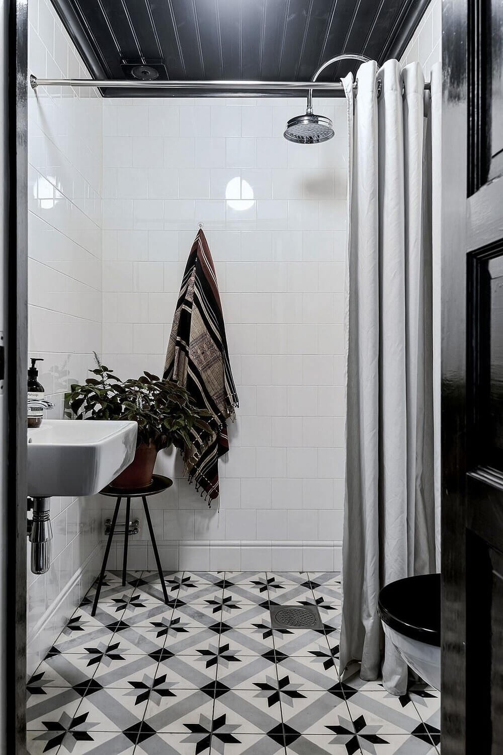 83 Small Bathroom Ideas & How To Make It Look Bigger 87 small-bathroom-design-ideas-nordroom