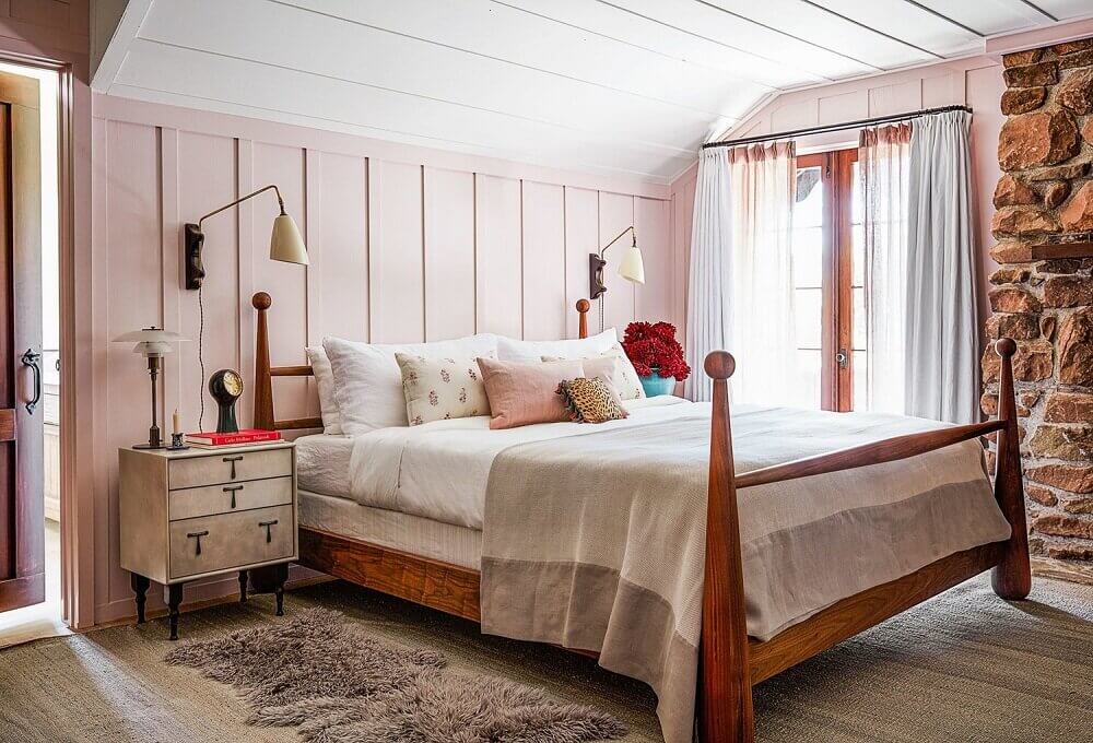 How To Style A Pink Bedroom (For Adults) 25 bedroom-anne-hathaway-pink-walls