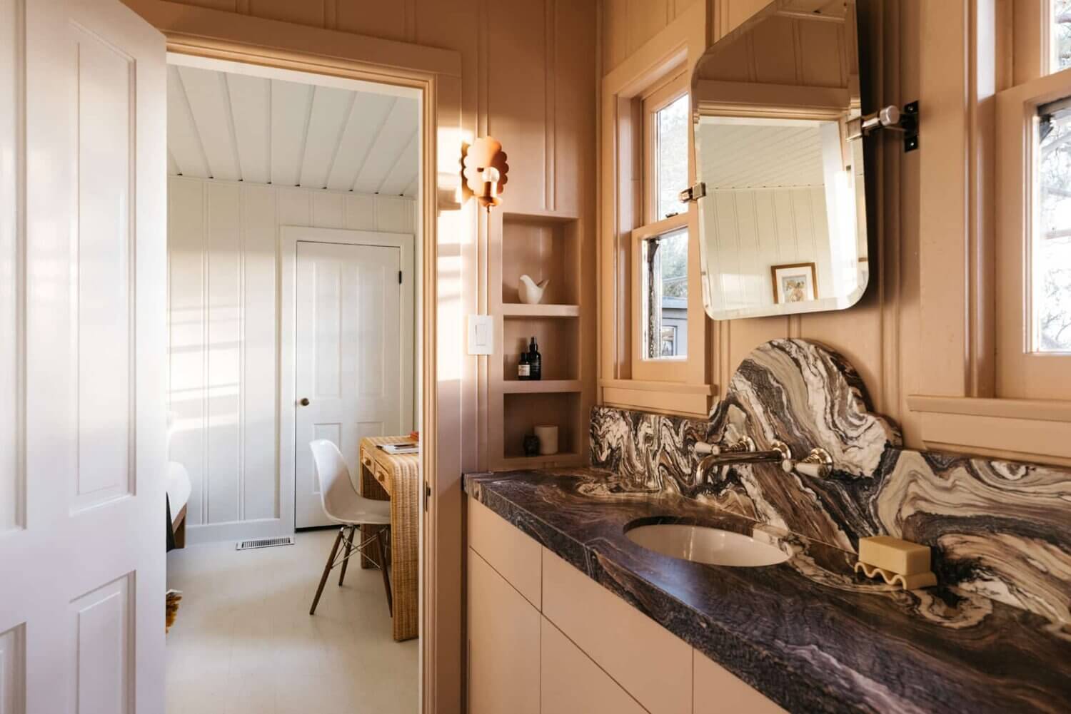 A Pink Living Room in a Mid-Century Home in Los Angeles 16 bedroom-en-suite-bathroom-midcentury-los-angeles-nordroom (1)
