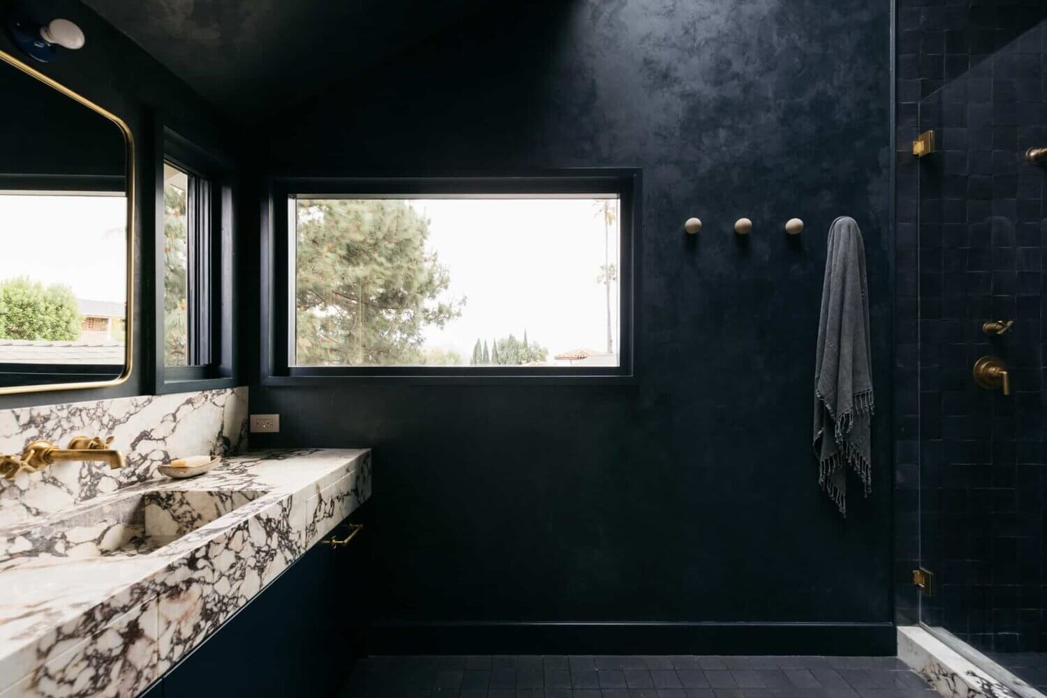 A Pink Living Room in a Mid-Century Home in Los Angeles 20 dark-bathroom-mid-century-home-los-angeles-nordroom