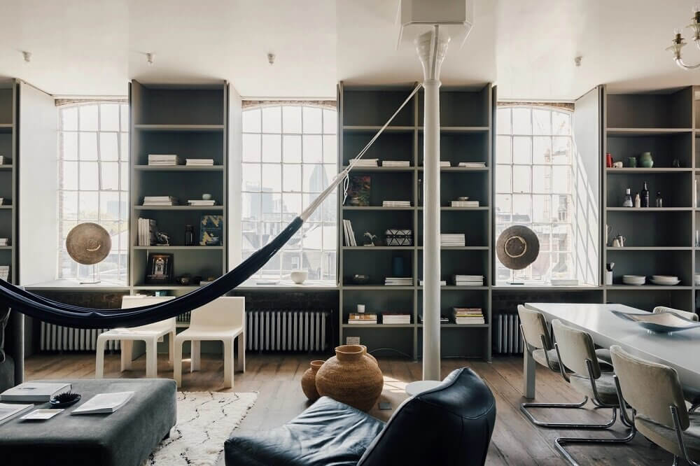 A London Loft Designed By Ilse Crawford And Vincent van Duysen 2 london-loft-ilse-crawford-vincent-van-duysen-grey-bookshelves-hammock-nordroom