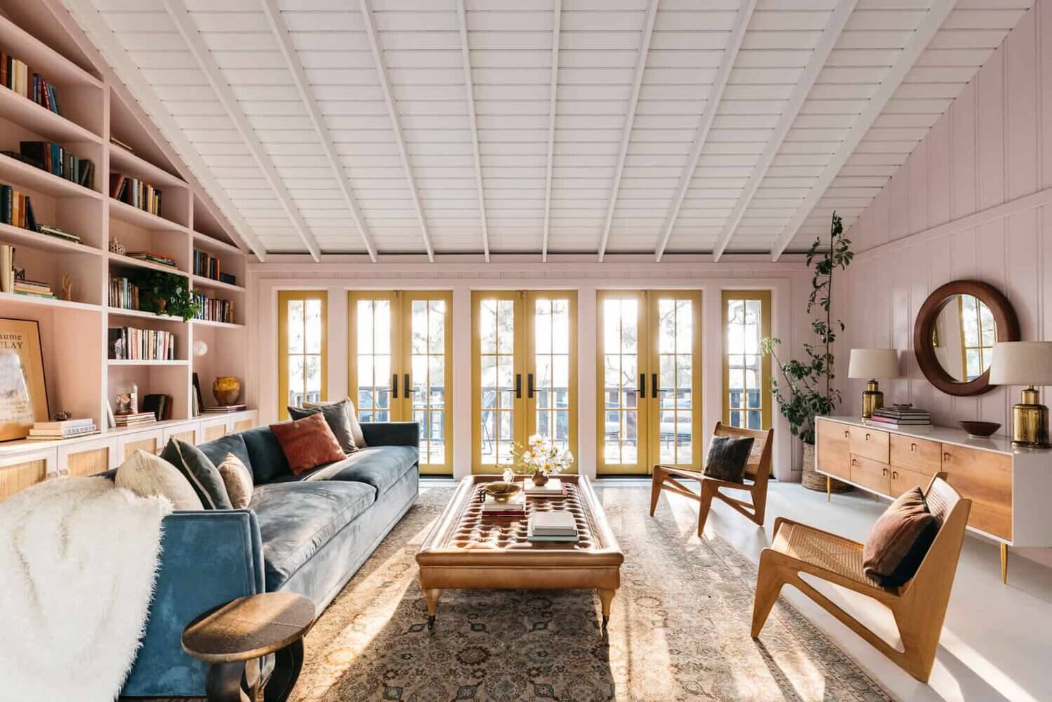 A Pink Living Room in a Mid-Century Home in Los Angeles 4 pink-living-room-bookshelves-midcentury-los-angeles-nordroom (1)