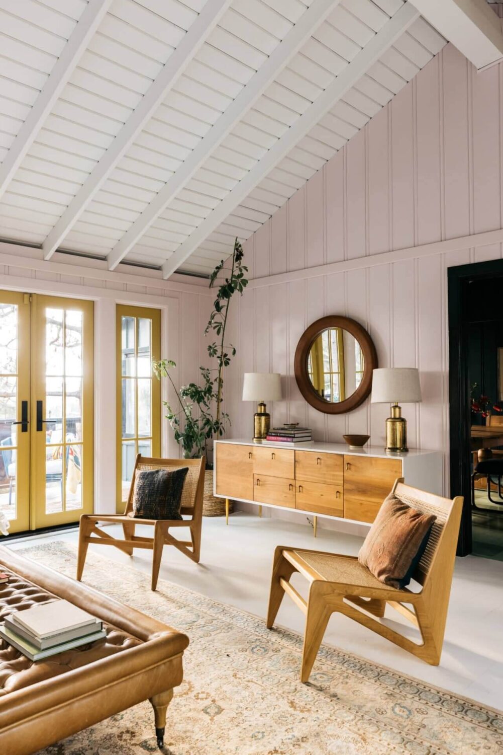 A Pink Living Room in a Mid-Century Home in Los Angeles 3 pink-living-room-bookshelves-midcentury-los-angeles-nordroom (3)