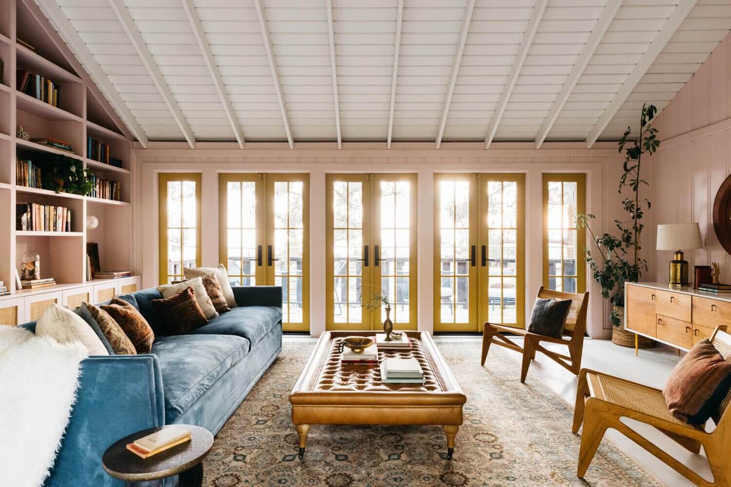 A Pink Living Room in a Mid-Century Home in Los Angeles 2 pink-living-room-bookshelves-midcentury-los-angeles-nordroom (3)