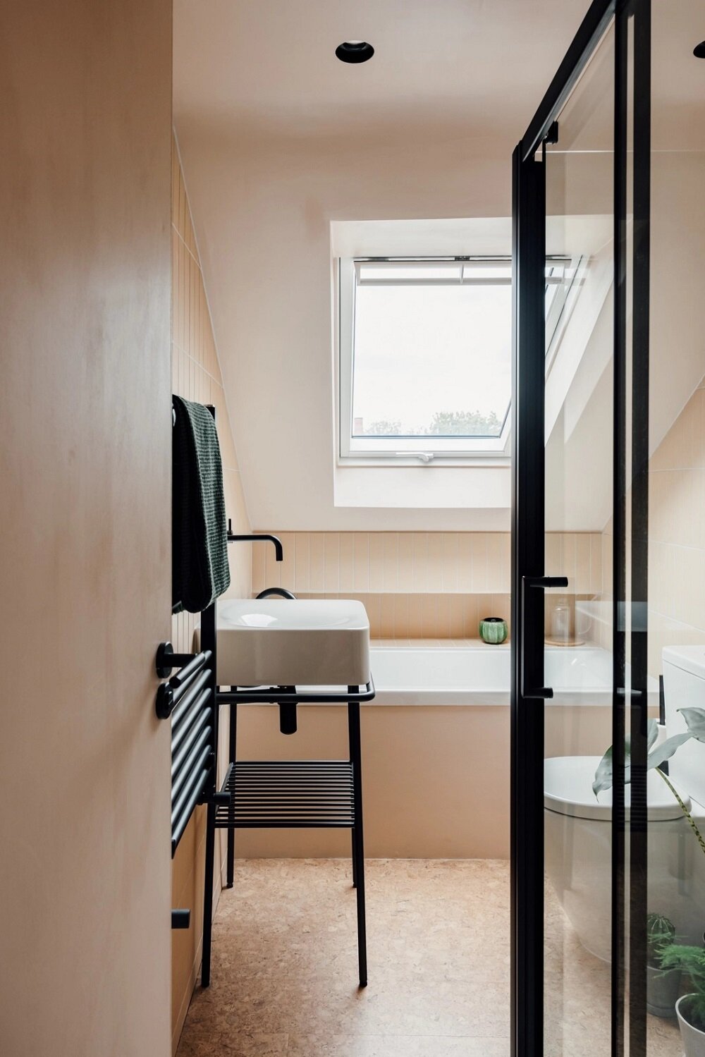 A Colorful Family Home in London 15 small-bathroom-colorful-home-nordroom