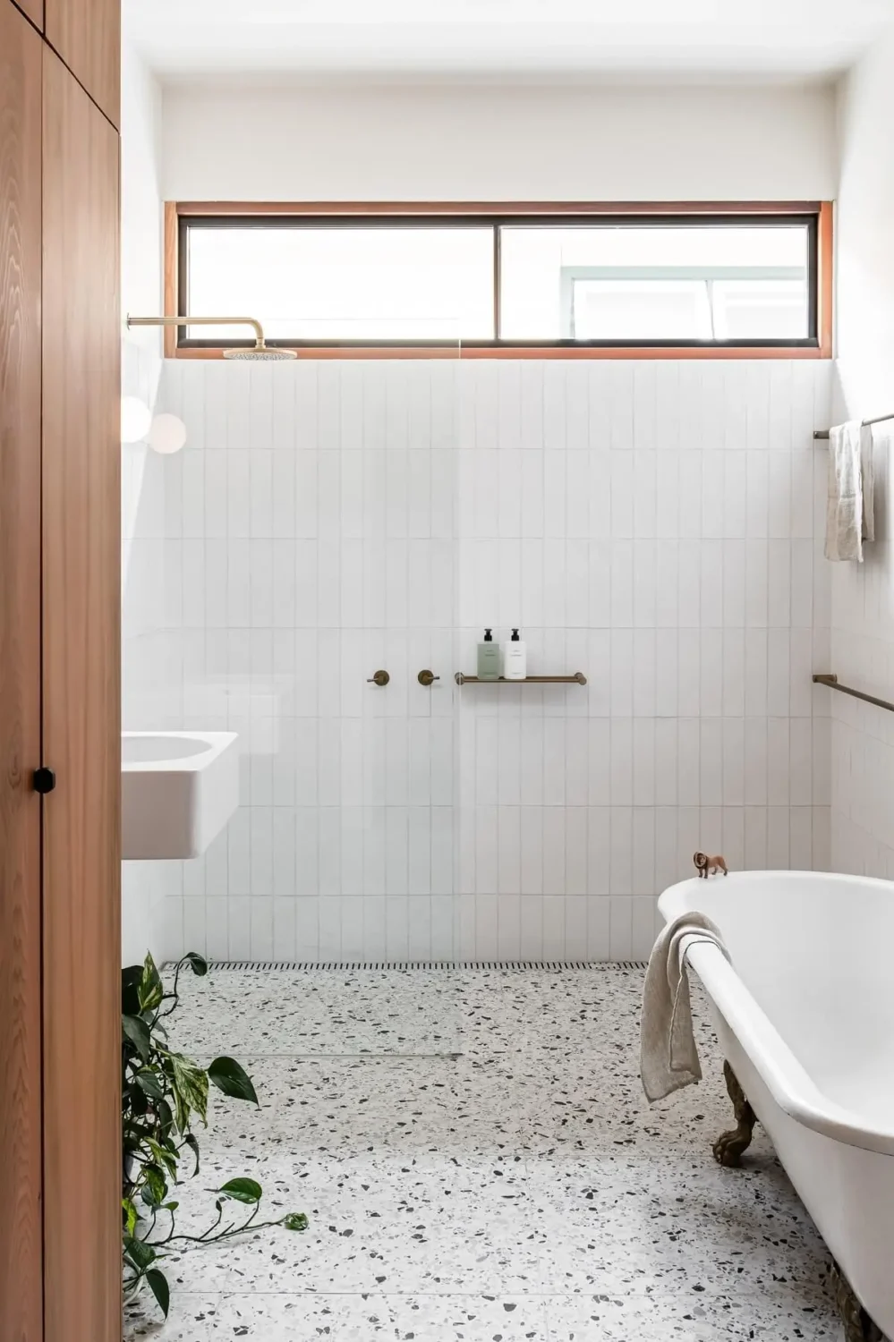 83 Small Bathroom Ideas & How To Make It Look Bigger 35 vertical-wall-tiles-small-light-bathroom-nordroom