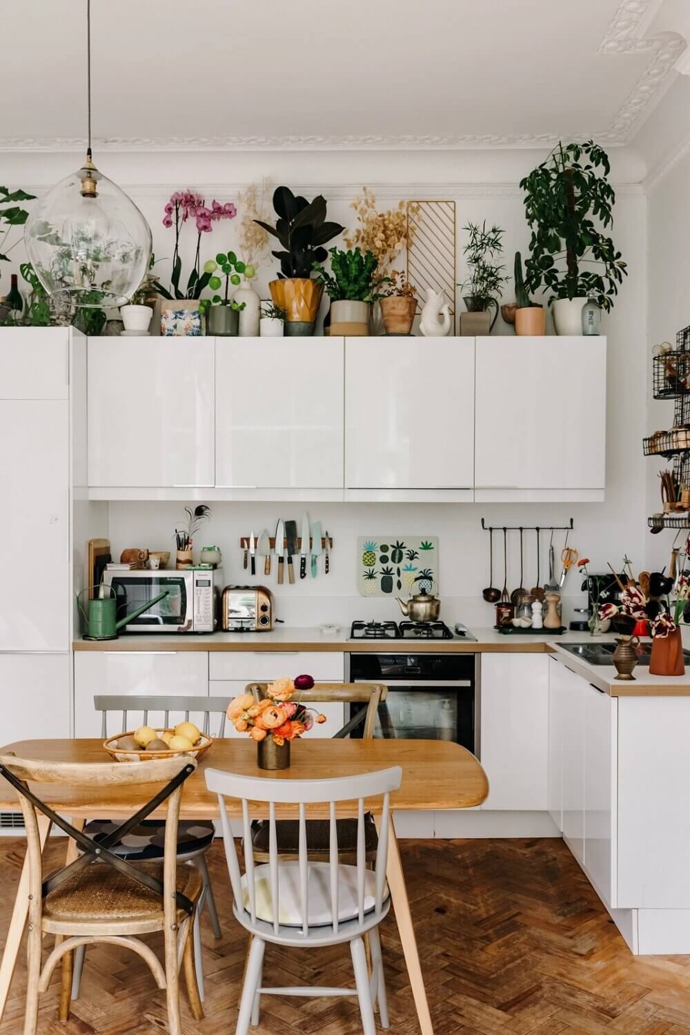 A Light-Filled London Apartment 6 light-filled-london-apartment-bay-window-nordroom