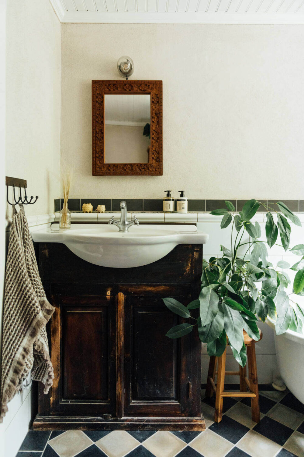 A 19th-Century Swedish Home with Charming Garden 13 19th-century-swedish-home-charming-garden-nordroom
