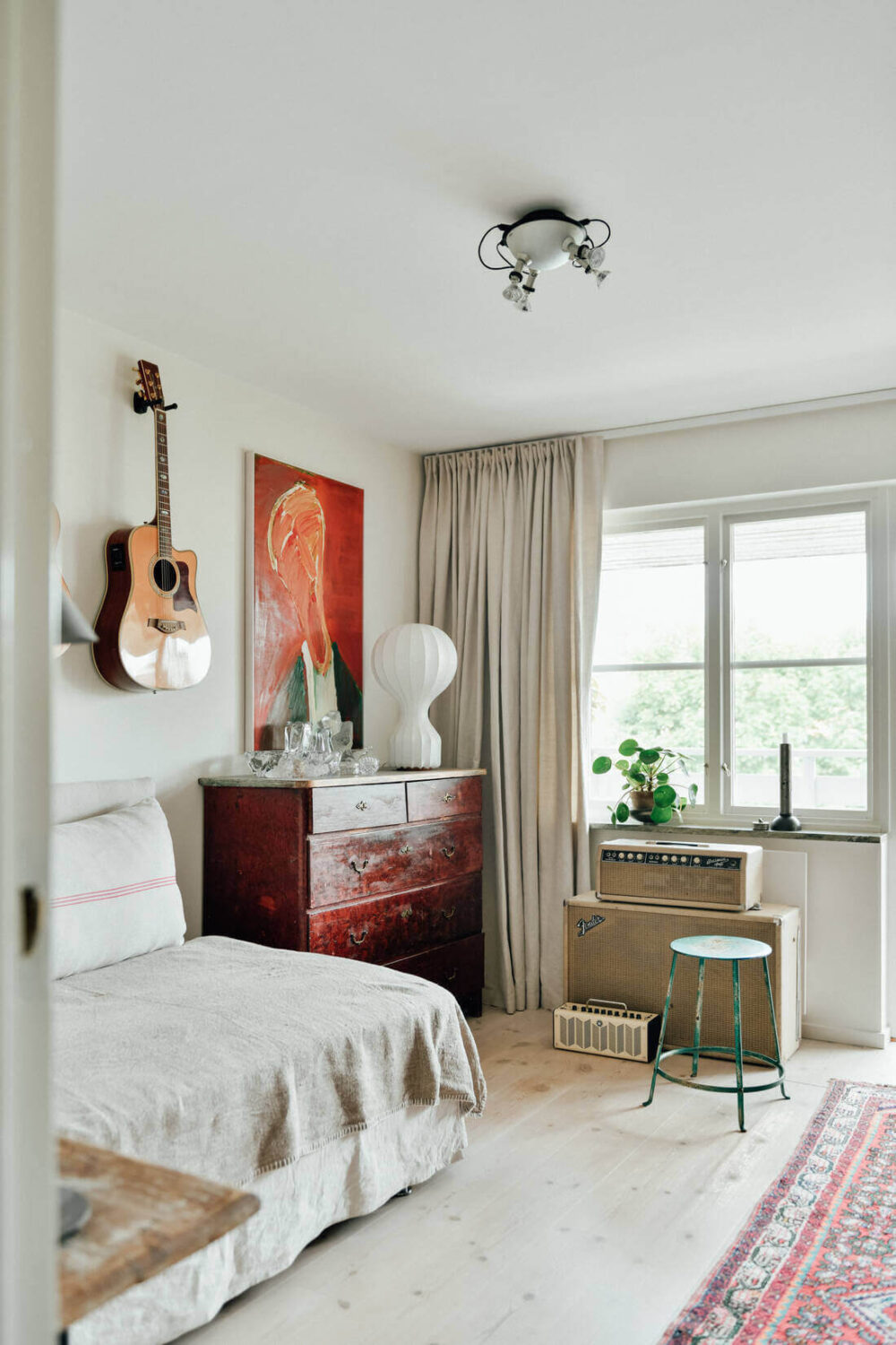 A Cozy Black and White Home in Sweden 13 cozy-black-white-home-sweden-nordroom