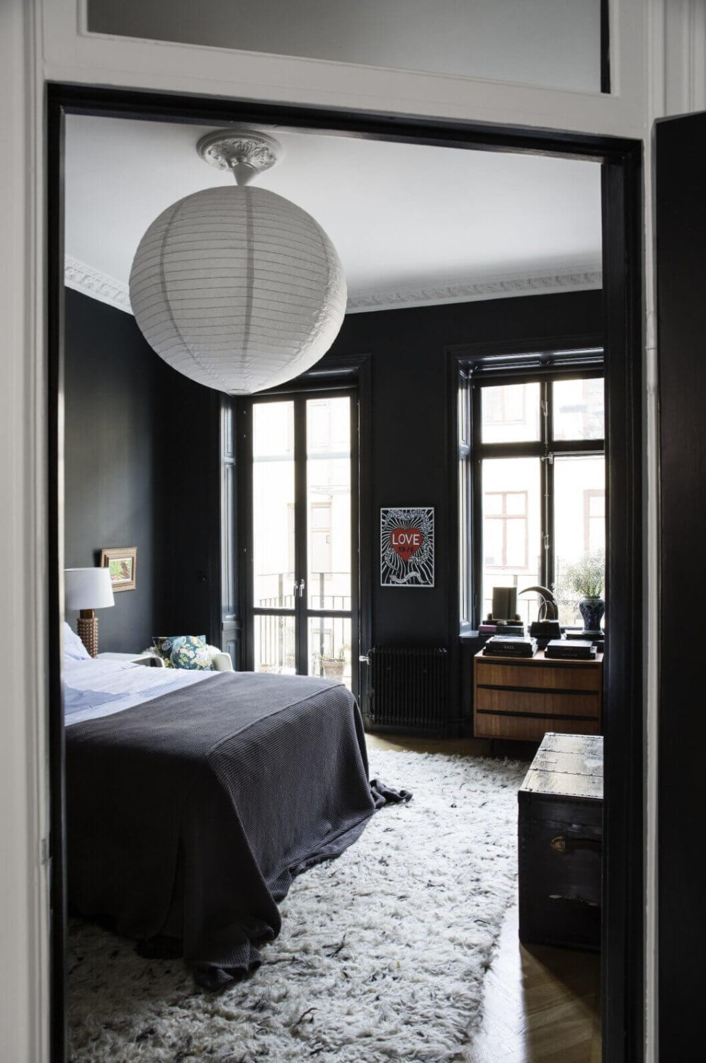 The Eclectic Apartment of a Swedish Bag Designer 7 black-bedroom-elcectic-scandinavian-apartment-nordroom