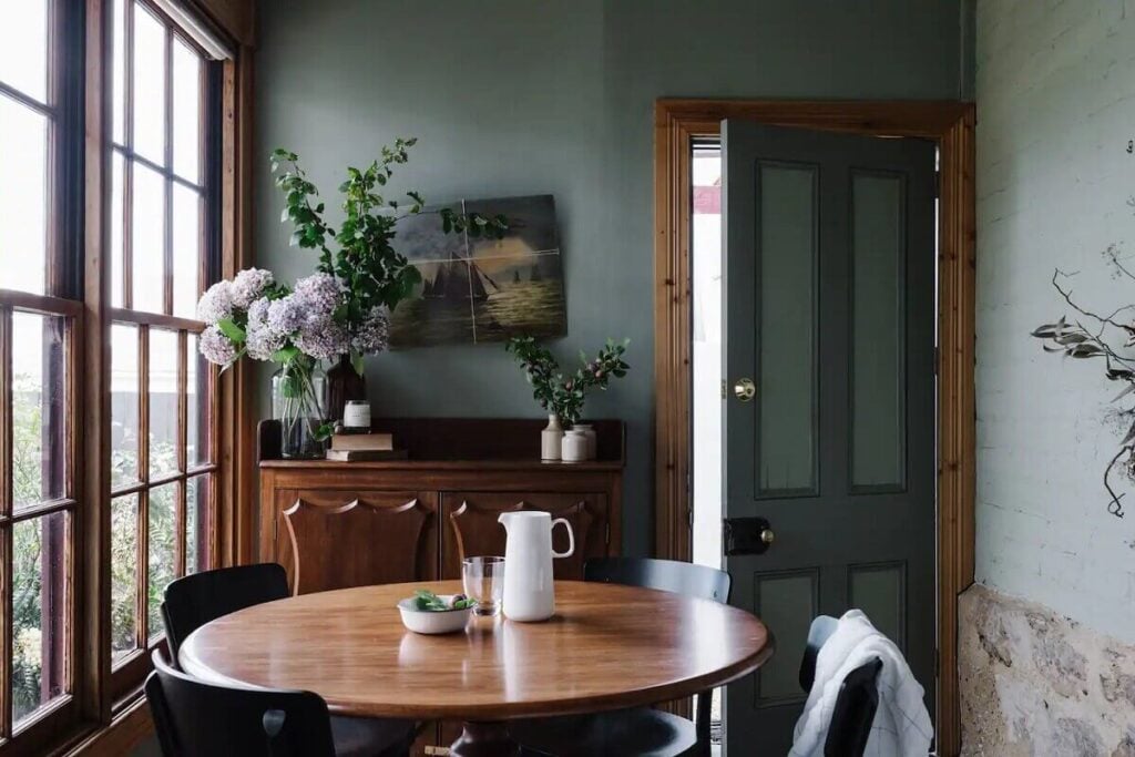 Captains Cottage: A Warm Airbnb Cottage on Tasmania 9 dining-room-captains-cottage-hobart-nordroom