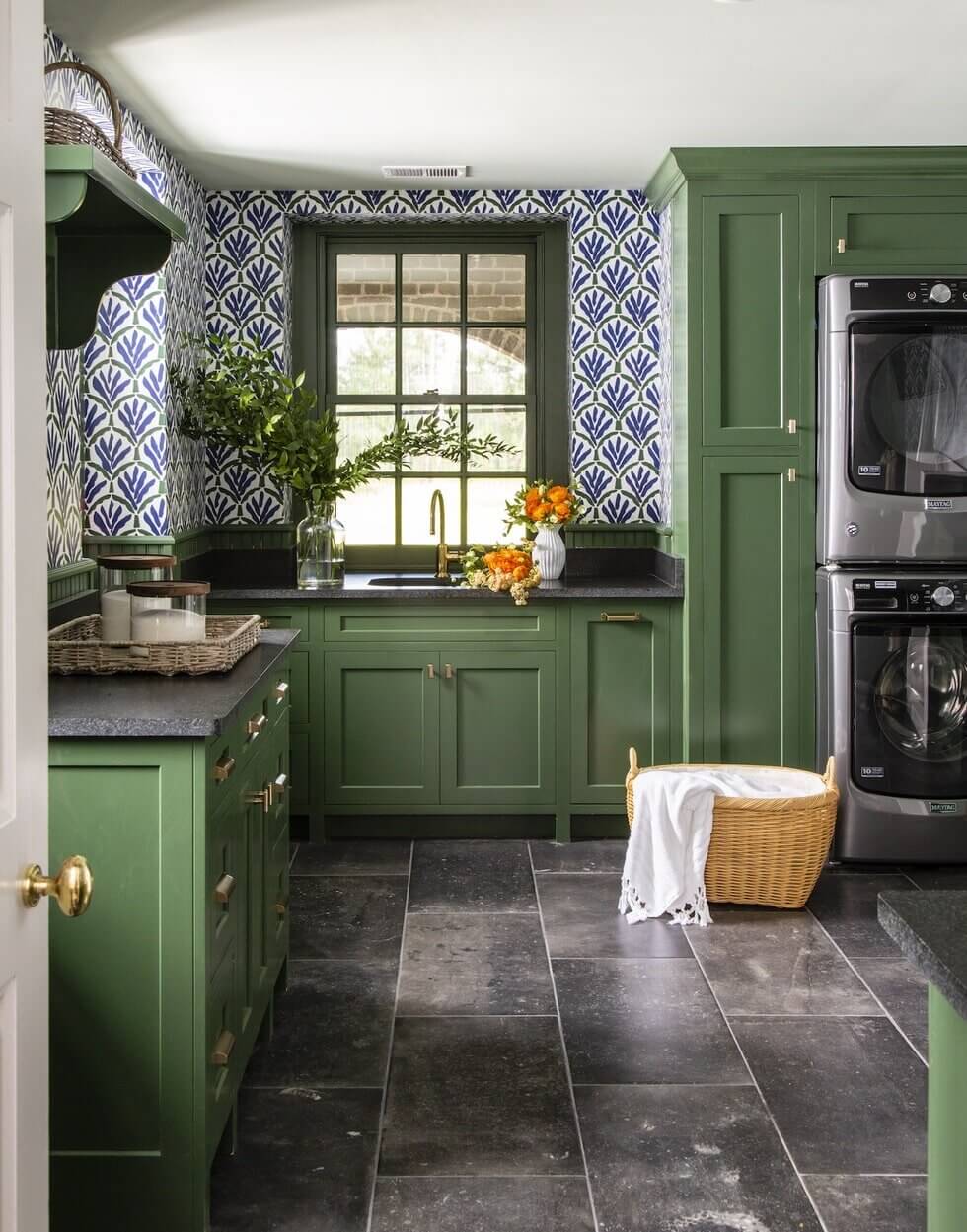 Green Kitchen Design Ideas That You'll Love 14 green-kitchen-blue-tiles-nordroom