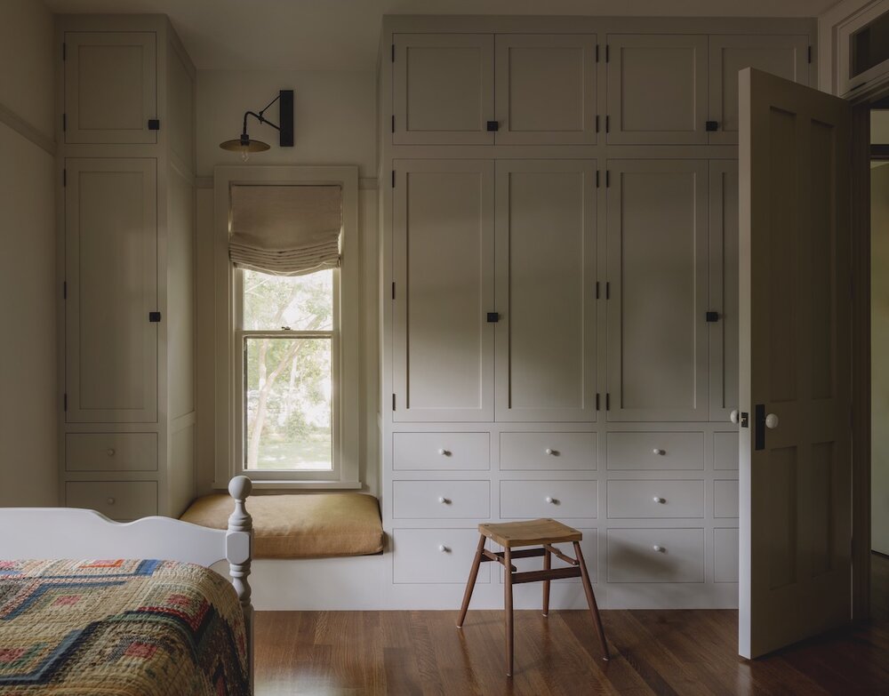Reading Nooks in a Stylish Iowa City Home 15 bedroom-window-seat-built-in-wardrobes-iowa-city-house-jessica-helgerson-nordroom