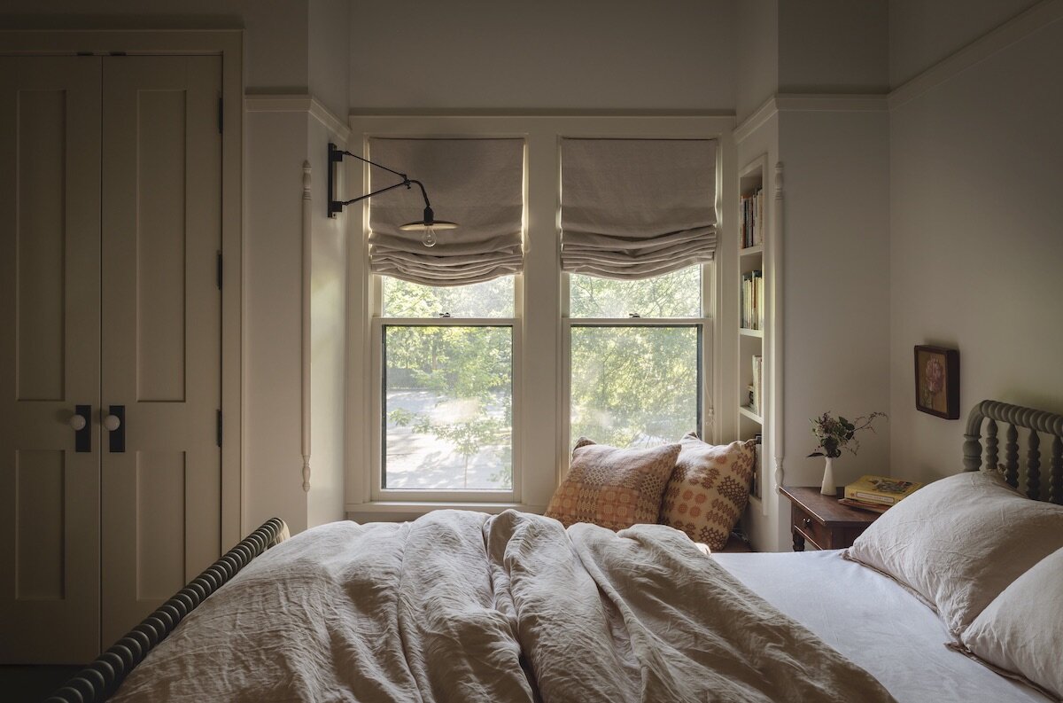 Reading Nooks in a Stylish Iowa City Home 14 bedroom-window-seat-iowa-city-house-jessica-helgerson-nordroom