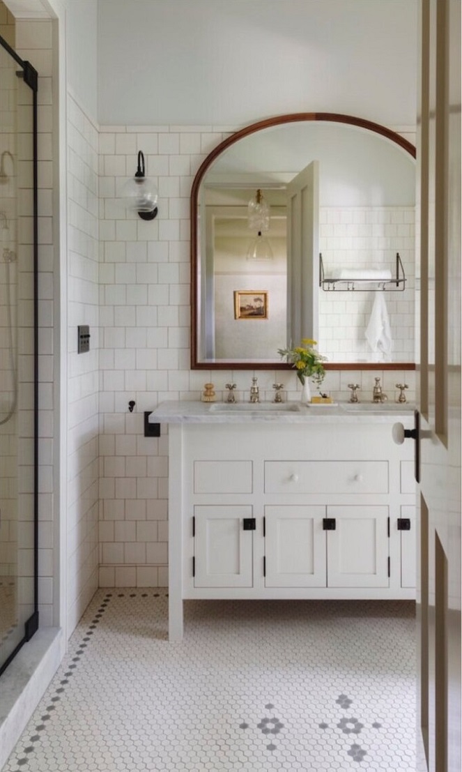 Reading Nooks in a Stylish Iowa City Home 19 en-suite-bathroom-iowa-city-house-jessica-helgerson-nordroom