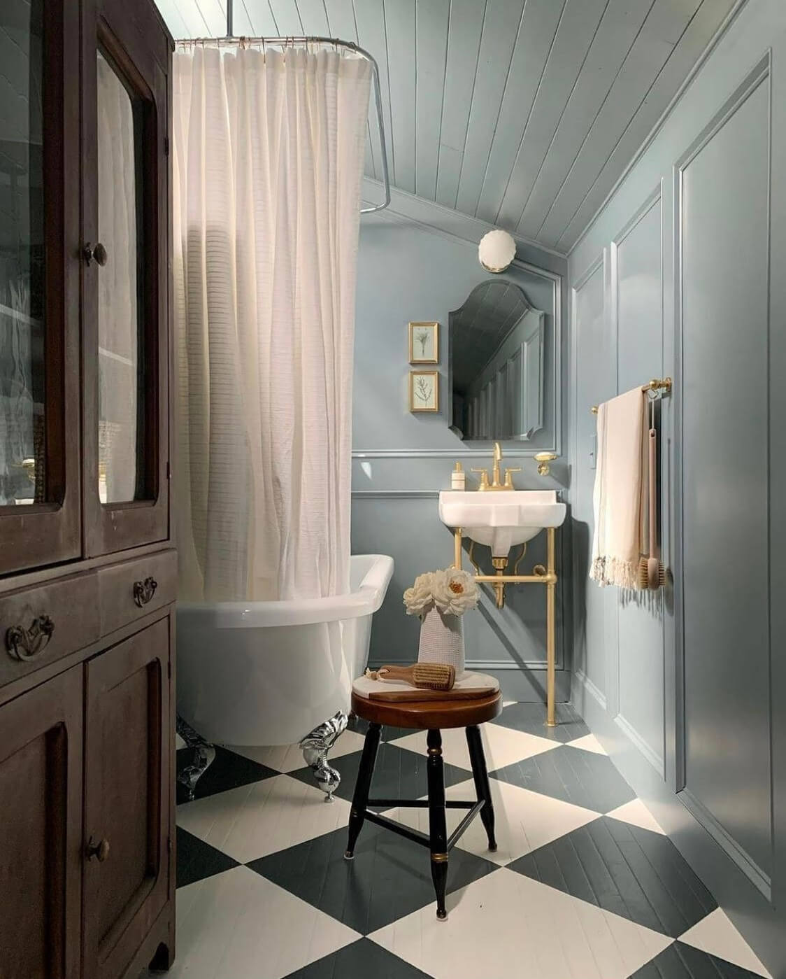 Sherwin-Williams Color of the Year 2024: Upward 35 light blue vintage bathroom nordroom Sherwin-Williams Color of the Year 2024: Upward