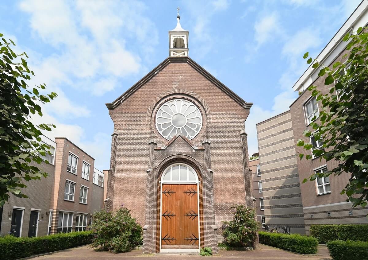 A Modern Chapel Conversion with Bright Colors 24 modern-chapel-conversion-bright-colors-nordroom