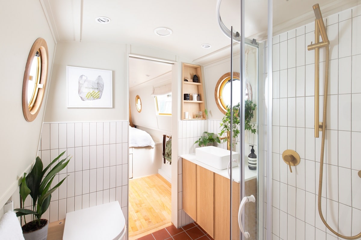 A Narrow but Stylish Houseboat in London 12 narrow-houseboat-london-nordroom