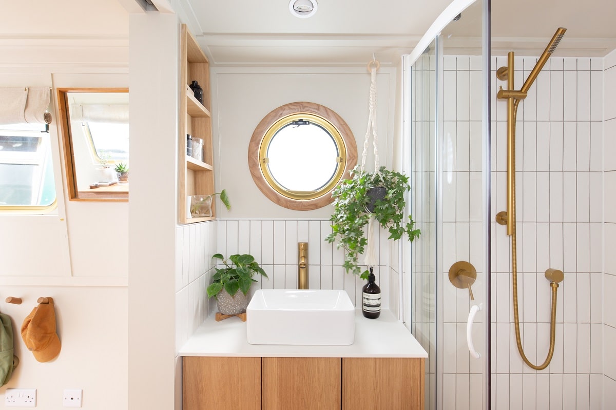 A Narrow but Stylish Houseboat in London 13 narrow-houseboat-london-nordroom