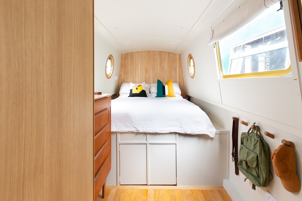 A Narrow but Stylish Houseboat in London 14 narrow-houseboat-london-nordroom