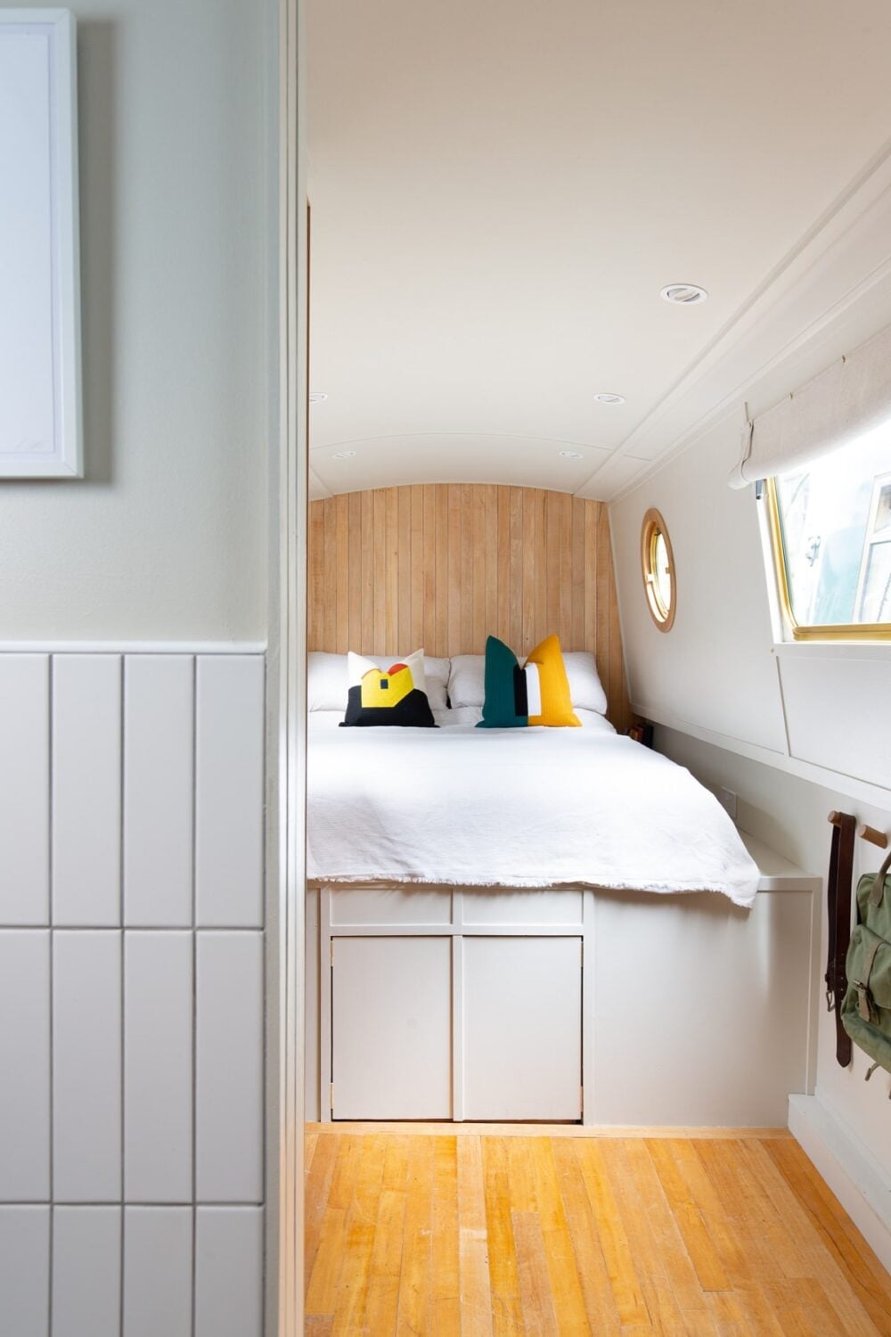 A Narrow but Stylish Houseboat in London 15 narrow-houseboat-london-nordroom
