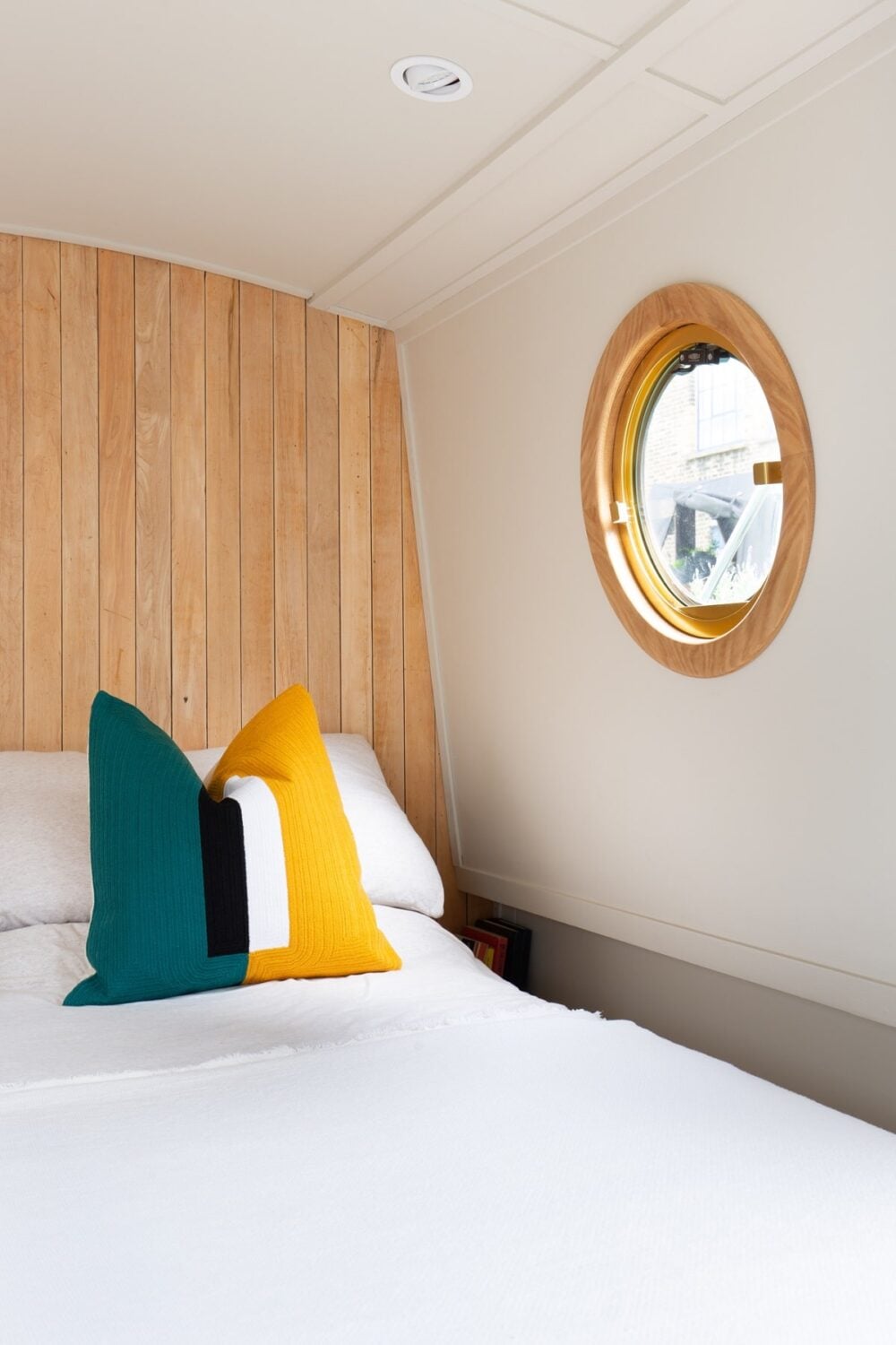 A Narrow but Stylish Houseboat in London 17 narrow-houseboat-london-nordroom