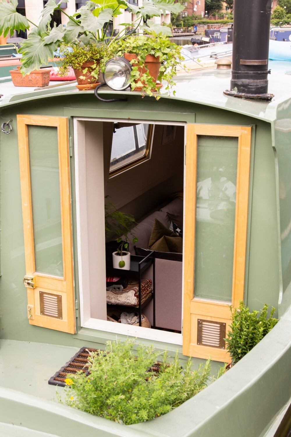 A Narrow but Stylish Houseboat in London 18 narrow-houseboat-london-nordroom