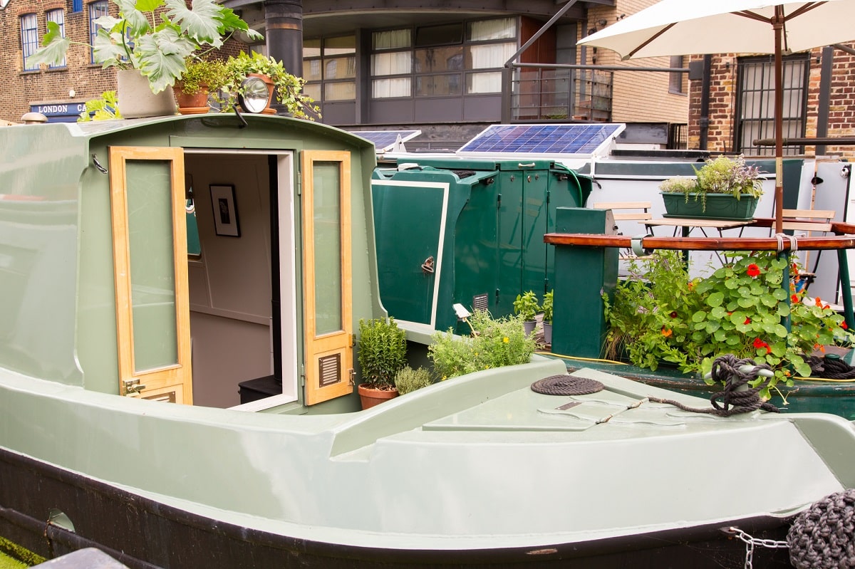 A Narrow but Stylish Houseboat in London 19 narrow-houseboat-london-nordroom