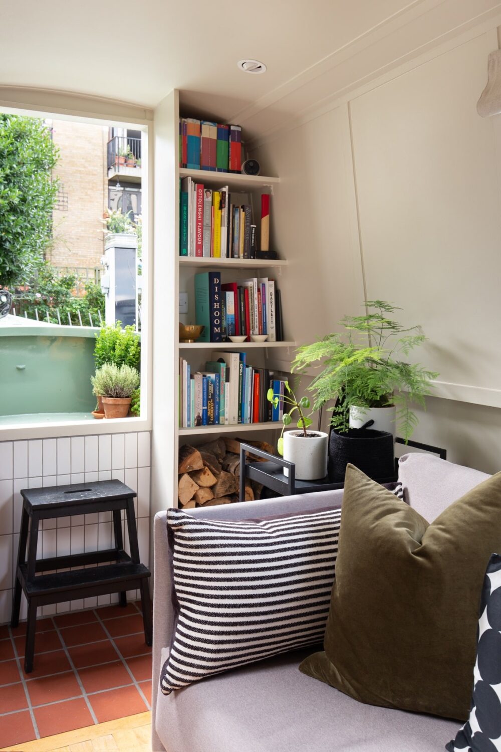 A Narrow but Stylish Houseboat in London 5 narrow-houseboat-london-nordroom