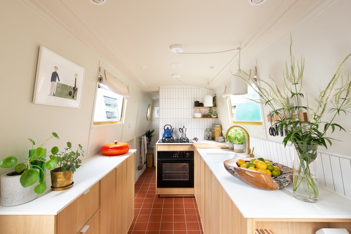 A Narrow but Stylish Houseboat in London 6 narrow-houseboat-london-nordroom