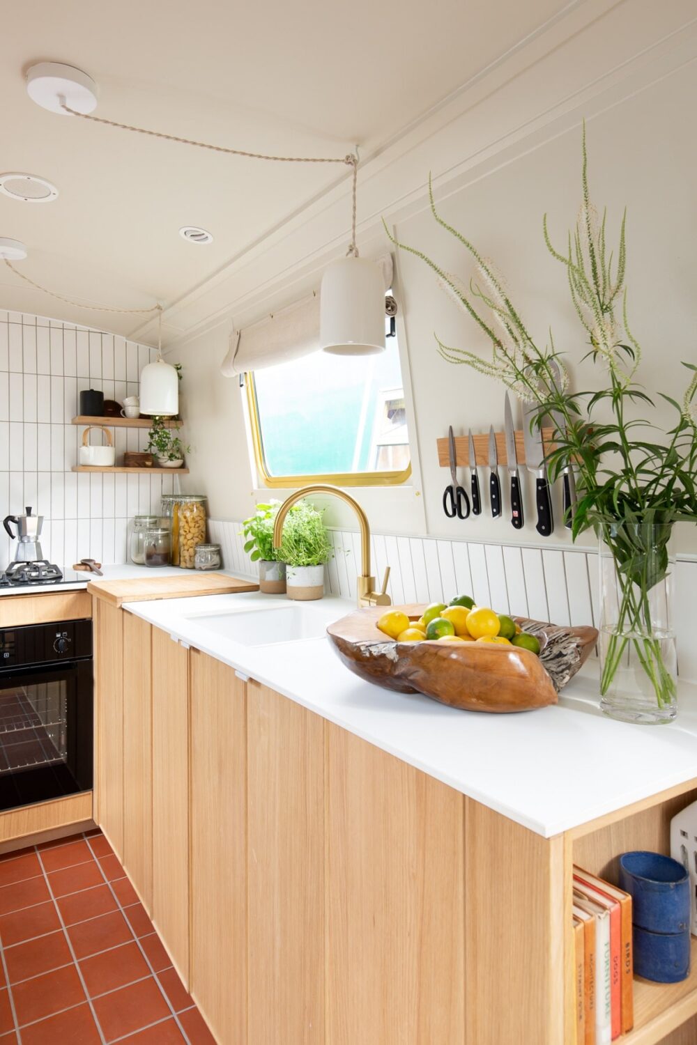 A Narrow but Stylish Houseboat in London 7 narrow-houseboat-london-nordroom