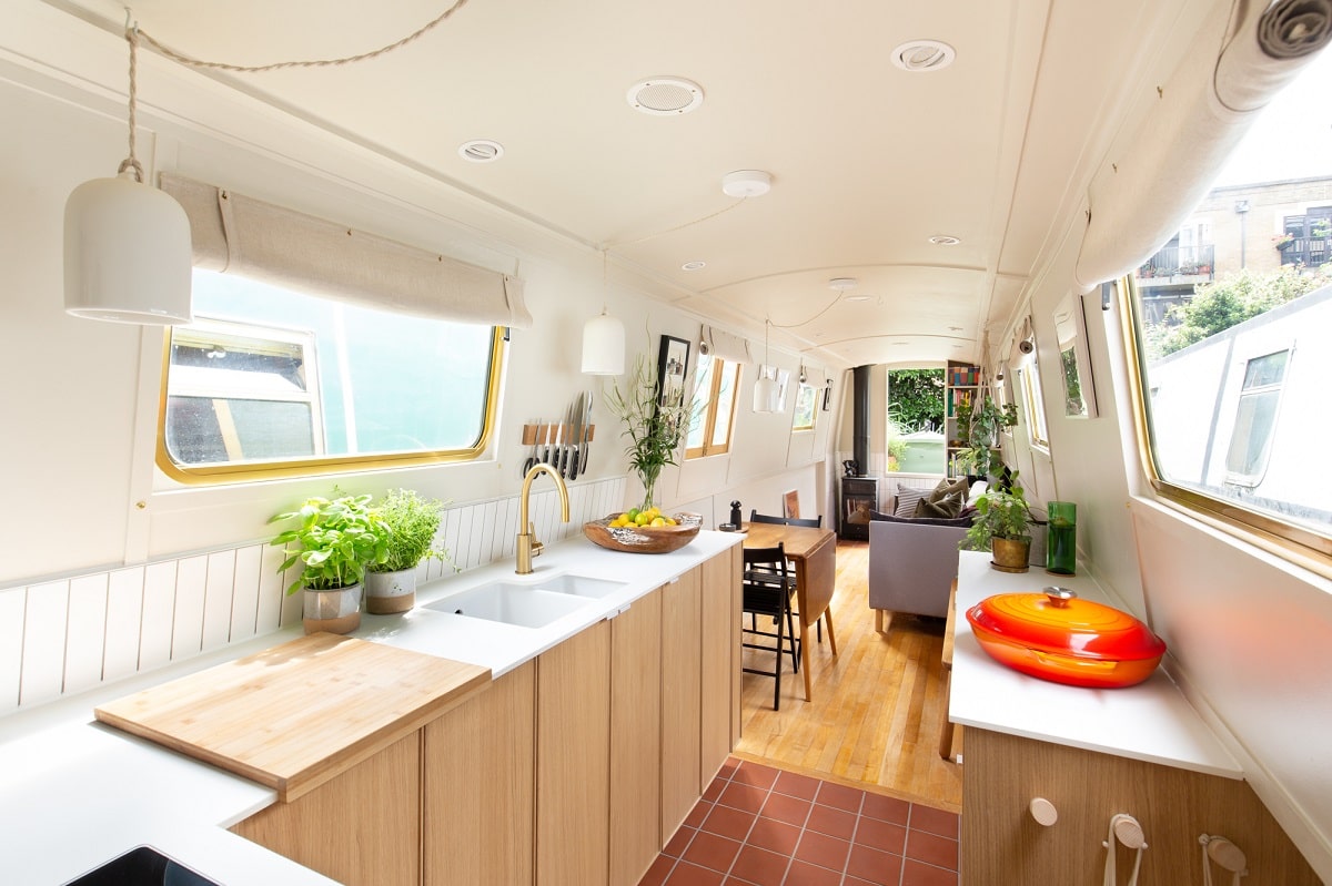 A Narrow but Stylish Houseboat in London 10 narrow-houseboat-london-nordroom